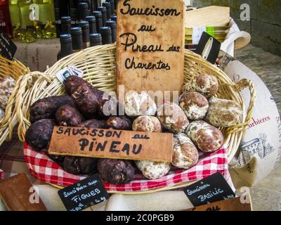 Auswahl an feinen französischen Kochtöpfen zum Verkauf auf einem französischen Lebensmittelmarkt in Ile de Re, Frankreich Stockfoto