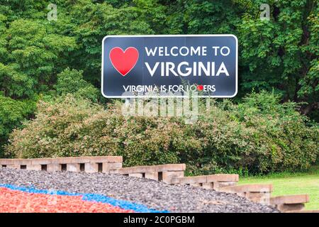 HILLSVILLE, VIRGINIA - 1. AUGUST 2019: Willkommen in Virginia Zeichen entlang der Interstate 77. Stockfoto