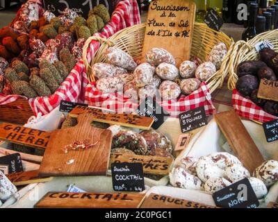 Auswahl an feinen französischen Kochtöpfen zum Verkauf auf einem französischen Lebensmittelmarkt in Ile de Re, Frankreich Stockfoto