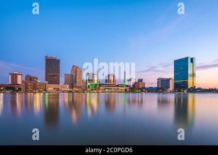 Toledo, Ohio, USA Downtown Skyline auf dem Maumee River in der Abenddämmerung. Stockfoto