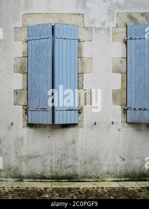 Traditionelle französische Stadtarchitektur und Fensterläden an einer Straße auf der Insel Ile de Re, vor der Westküste Frankreichs Stockfoto