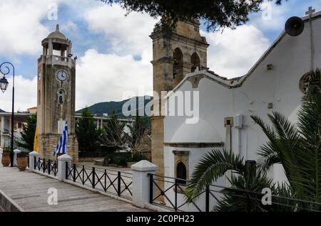 Archanes, Kreta / Griechenland. Die venezianische Kirche der Jungfrau Maria (Panagia Kera oder Faneromeni) und der wunderschöne Uhrenturm, der jede Stunde ertönt Stockfoto