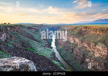 Taos, New Mexico, USA am Rio Grande Schlucht Brücke über den Rio Grande in der Abenddämmerung. Stockfoto