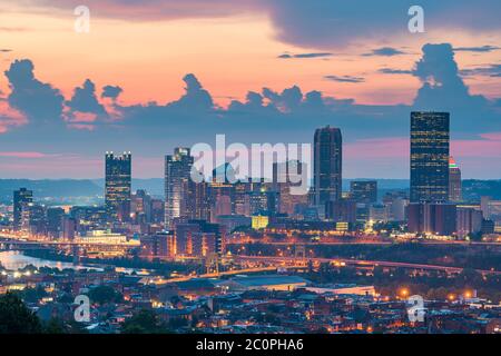 Skyline von Pittsburgh, Pennsylvania, USA von der Südseite in der Dämmerung. Stockfoto