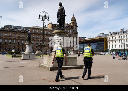 Glasgow, Schottland, Großbritannien. 12. Juni 2020. Polizei patrouilliert George Square im Stadtzentrum, um Vandalismus zu den vielen historischen Statuen zu verhindern, die hier stehen. Nach den jüngsten Demonstrationen der Black Lives Matter in Großbritannien wurden viele Statuen aus der Kolonialzeit von Protestierenden ins Visier genommen. Iain Masterton/Alamy Live News Stockfoto