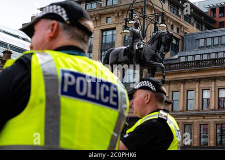 Glasgow, Schottland, Großbritannien. 12. Juni 2020. Polizei patrouilliert George Square im Stadtzentrum, um Vandalismus zu den vielen historischen Statuen zu verhindern, die hier stehen. Nach den jüngsten Demonstrationen der Black Lives Matter in Großbritannien wurden viele Statuen aus der Kolonialzeit von Protestierenden ins Visier genommen. Iain Masterton/Alamy Live News Stockfoto