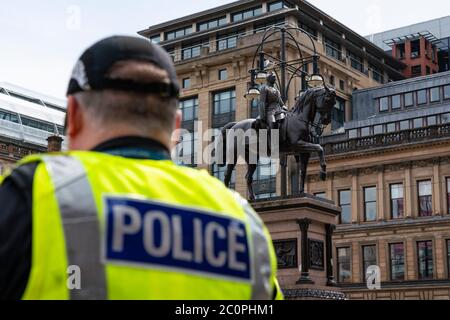 Glasgow, Schottland, Großbritannien. 12. Juni 2020. Polizei patrouilliert George Square im Stadtzentrum, um Vandalismus zu den vielen historischen Statuen zu verhindern, die hier stehen. Nach den jüngsten Demonstrationen der Black Lives Matter in Großbritannien wurden viele Statuen aus der Kolonialzeit von Protestierenden ins Visier genommen. Iain Masterton/Alamy Live News Stockfoto