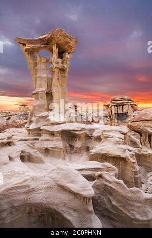 / Bisti De-Na-Zin Wilderness, New Mexico, USA im Tal der Träume nach Sonnenuntergang. Stockfoto