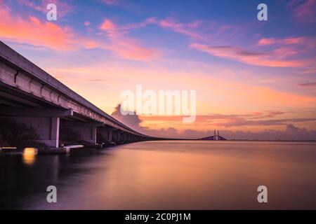 Sunshine Skyway Bridge über die Lower Tampa Bay und verbindet Terra Ceia mit St. Petersburg, Florida, USA. Stockfoto