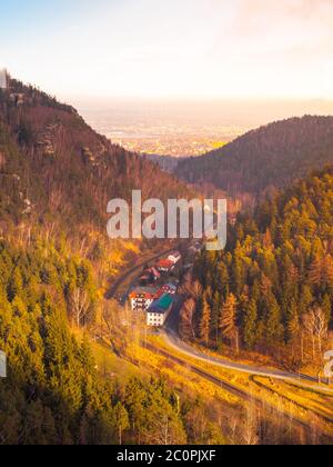 Blick von Oybin nach Zittau. Schönes Tal mit Eisenbahnstrecke. Deutschland. Stockfoto