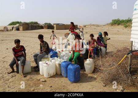 Hajjah, Jemen. Juni 2020. Am 12. Juni 2020 warten Kinder darauf, Behälter mit Wasser aus einem Tank im Bezirk Midi der Provinz Hajjah, Jemen, zu füllen. Jemen steht vor einer schweren Wasserkrise. Quelle: Mohammed ALwafi/Xinhua/Alamy Live News Stockfoto