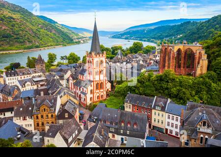 Bacharach Antenne Panoramablick. Bacharach ist eine kleine Stadt im Rheintal in Rheinland-Pfalz, Deutschland Stockfoto