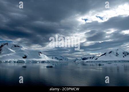 Dramatische Beleuchtung der Gletscher der Antarktis. Stockfoto