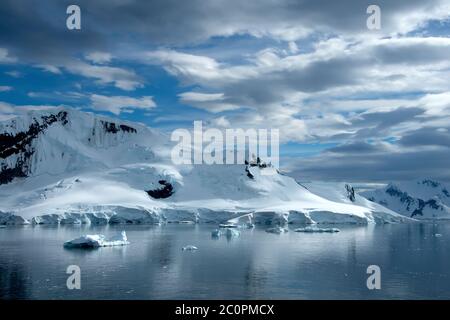 Extremes Gelände der Gletscher auf der Antarktis. Stockfoto