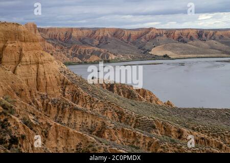 Sedimentgesteinsformationen und Flusslandschaft des Tejo in Barrancas de Castrejón y Calaña, auch kwnon als Barranchas de Burujón, in Toledo, Spanien Stockfoto