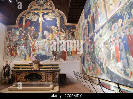 Urbino, Italien - 24. März 2019: Kreuzigung Jesu im Oratorio di San Giovanni Battista in Urbino, Italien Stockfoto