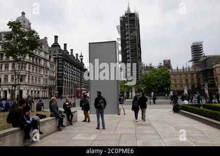 London, Großbritannien. Juni 2020. Um die Statue von Winston Churchill in London, Großbritannien, wurde am 12. Juni 2020 eine Schutzhülle angebracht. Wichtige Statuen und Denkmäler in London, einschließlich des Cenotaphs in Whitehall, Statuen von Winston Churchill und Nelson Mandela, sollen vor geplanten Black Lives Matter Protesten abgedeckt und geschützt werden, sagte Bürgermeister Sadiq Khan am Freitag. Quelle: Tim Ireland/Xinhua/Alamy Live News Stockfoto