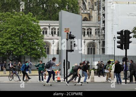 London, Großbritannien. Juni 2020. Um die Statue von Winston Churchill in London, Großbritannien, wurde am 12. Juni 2020 eine Schutzhülle angebracht. Wichtige Statuen und Denkmäler in London, einschließlich des Cenotaphs in Whitehall, Statuen von Winston Churchill und Nelson Mandela, sollen vor geplanten Black Lives Matter Protesten abgedeckt und geschützt werden, sagte Bürgermeister Sadiq Khan am Freitag. Quelle: Tim Ireland/Xinhua/Alamy Live News Stockfoto