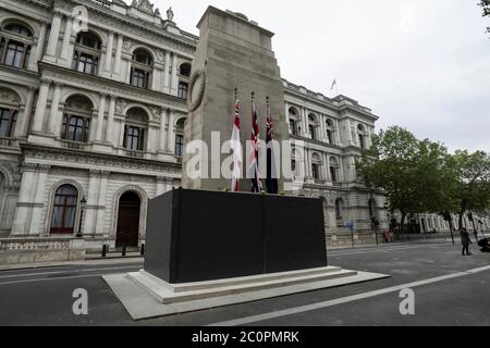 London, Großbritannien. Juni 2020. Das Foto vom 12. Juni 2020 zeigt eine Schutzabdeckung, die am Boden des Cenotaph in London, Großbritannien, angebracht ist. Wichtige Statuen und Denkmäler in London, einschließlich des Cenotaphs in Whitehall, Statuen von Winston Churchill und Nelson Mandela, sollen vor geplanten Black Lives Matter Protesten abgedeckt und geschützt werden, sagte Bürgermeister Sadiq Khan am Freitag. Quelle: Tim Ireland/Xinhua/Alamy Live News Stockfoto