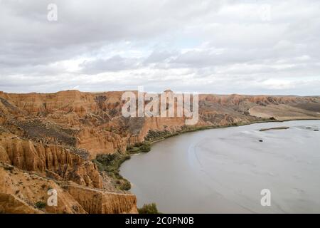 Sedimentgesteinsformationen und Flusslandschaft des Tejo in Barrancas de Castrejón y Calaña, auch kwnon als Barranchas de Burujón, in Toledo, Spanien Stockfoto