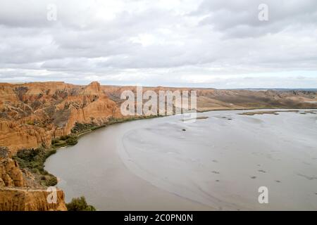 Sedimentgesteinsformationen und Flusslandschaft des Tejo in Barrancas de Castrejón y Calaña, auch kwnon als Barranchas de Burujón, in Toledo, Spanien Stockfoto