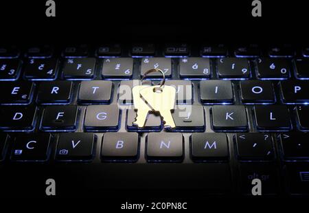 Tasten auf der blauen Laptop-Tastatur mit Hintergrundbeleuchtung. Computersicherheitskonzept. Stockfoto