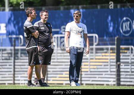 Im Gespräch: Trainer Christian Eichner (KSC), Co-Trainer Zlatan Bajramovic (KSC), Sportdirektor Oliver Kreuzer (KSC) / Links nach rechts GES / Fußball / 2. Bundesliga: Karlsruher SC - Training, 06/12/2020 Fußball / Fußball: 2 Bundesliga: KSC Training Session, Karlsruhe, 12. Juni 2020 weltweit im Einsatz Stockfoto