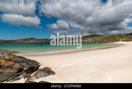 ACHMELVICH BAY UND STRAND SUTHERLAND HIGHLANDS SCHOTTLAND EIN BLAUER HIMMEL WEISSER SAND UND DIE FARBEN DES MEERES Stockfoto