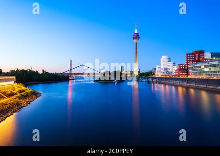 Rheinturm und Medienhafen in Düsseldorf Stadt in Deutschland Stockfoto