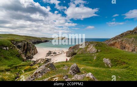 ACHMELVICH BAY UND STRAND SUTHERLAND HIGHLANDS SCHOTTLAND BLAUER HIMMEL MIT WOLKEN DIE VIELEN FARBEN DES MEERES UND GELBE BLUMEN DER VÖGEL FUSS TREFOIL LOTU Stockfoto