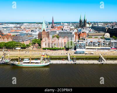 Schiffe auf der Weser in der Bremer Innenstadt, Deutschland Stockfoto