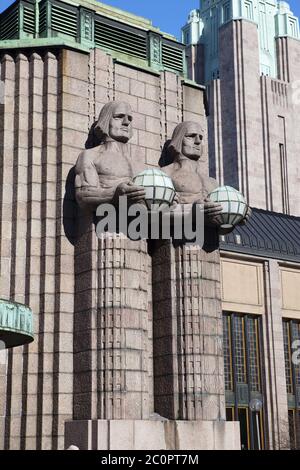 Statuen, die die kugelförmigen Lampen am Helsink halten Stockfoto