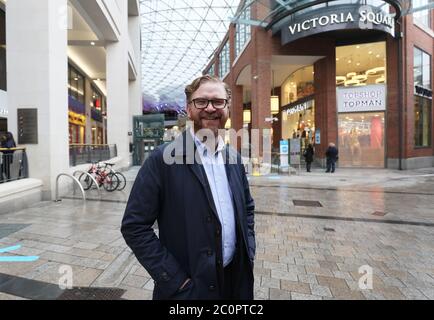 Simon Hamilton, Chief Executive des Belfast Champer, im Einkaufszentrum Victoria Square in Belfast, nachdem alle Einkaufszentren und Einzelhändler grünes Licht für eine Wiedereröffnung erhalten hatten, um die Beschränkungen für die Sperrung des Coronavirus in Nordirland erheblich zu lockern. Stockfoto