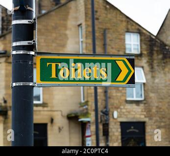 Ein Hinweisschild für öffentliche Toiletten in Baildon, Yorkshire. Stockfoto