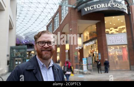 Simon Hamilton, Chief Executive des Belfast Champer, im Einkaufszentrum Victoria Square in Belfast, nachdem alle Einkaufszentren und Einzelhändler grünes Licht für eine Wiedereröffnung erhalten hatten, um die Beschränkungen für die Sperrung des Coronavirus in Nordirland erheblich zu lockern. Stockfoto