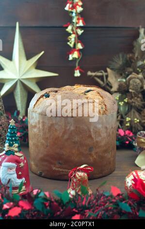 Panettone, typisch italienischer Weihnachtskuchen mit Butter und Rosinen Stockfoto