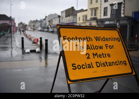 Hartlepool, County Durham - EIN vorübergehendes Straßenschild erzählt der Öffentlichkeit von der Erweiterung des Fußweges, um 2 Meter soziale Distanzierregel in England zu ermöglichen. Stockfoto