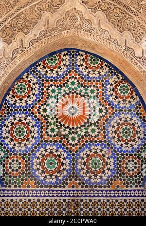 Fez, Marokko. Detail des historischen Brunnens in der Medina UNESCO-Stätte. Farbenfrohe islamische Gestaltung, glasierte Keramikfliesen und komplizierte Alabasterarbeiten. Stockfoto