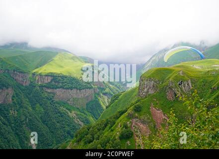 Paragliding über das grüne Bergtal, Gudauri, Kaukasus Georgien Stockfoto