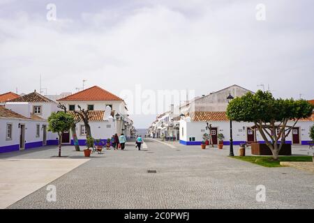 Ein zentraler Platz im portugiesischen Küstendorf Porto Covo Stockfoto