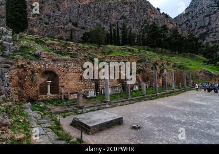 Delphi Town, Phocis / Griechenland. Die römische Agora ist das erste Denkmal, das ein Besucher der archäologischen Stätte von Delphi sieht Stockfoto