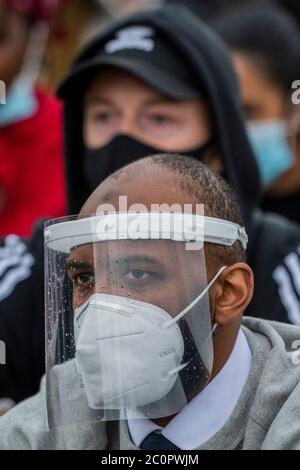 London, Großbritannien. Juni 2020. Demonstranten reagieren auf den Tod von George Floyd, in Minneapolis letzte Woche, indem sie sich im Hyde Park als Teil eines Tages der Aktion gegen Diskriminierung. Der 46-jährige Afrikaner wurde gefilmt, als ein weißer Polizist fast neun Minuten lang auf seinen Hals kniete. Die Lockerung der „Sperre“ für den Coronavirus (Covid 19) Ausbruch in London geht weiter. Kredit: Guy Bell/Alamy Live Nachrichten Stockfoto