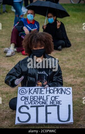 London, Großbritannien. Juni 2020. Demonstranten reagieren auf den Tod von George Floyd, in Minneapolis letzte Woche, indem sie sich im Hyde Park als Teil eines Tages der Aktion gegen Diskriminierung. Der 46-jährige Afrikaner wurde gefilmt, als ein weißer Polizist fast neun Minuten lang auf seinen Hals kniete. Die Lockerung der „Sperre“ für den Coronavirus (Covid 19) Ausbruch in London geht weiter. Kredit: Guy Bell/Alamy Live Nachrichten Stockfoto