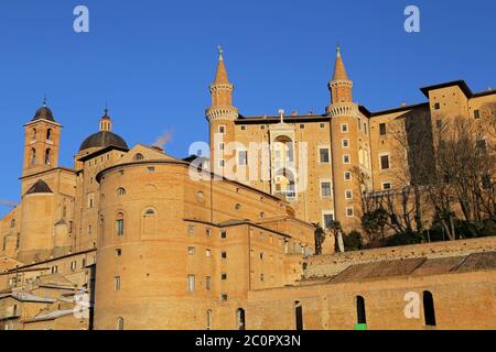 URBINO, ITALIEN - 3. JANUAR 2019. Palazzo Ducale (Herzogspalast), heute ein Museum, in Urbino. Region Marken, Italien Stockfoto