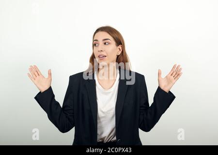 Formt mit zwei Händen ein großes Objekt, schnappt nach Überraschung und hält die Palmen vor sich Stockfoto