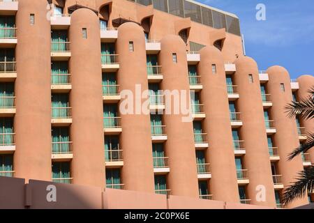 ABU DHABI, VEREINIGTE ARABISCHE EMIRATE - 4. DEZEMBER 2016: Das Sheraton Abu Dhabi Hotel & Resort ist ein 5-Sterne-Resort-Hotel an der Abu Dhabi Corniche. Stockfoto