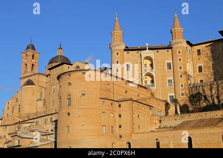 URBINO, ITALIEN - 3. JANUAR 2019. Palazzo Ducale (Herzogspalast), heute ein Museum, in Urbino. Region Marken, Italien Stockfoto