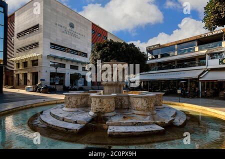 Heraklion, Kreta / Griechenland. Der berühmte venezianische Morosini-Brunnen (der sogenannte Löwenbrunnen) vor der Stadtbibliothek Vikelaia Stockfoto