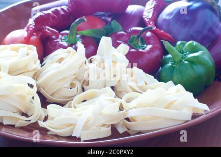 Typische italienische Pasta genannt Nudeln mit Paprika und Tomaten Stockfoto