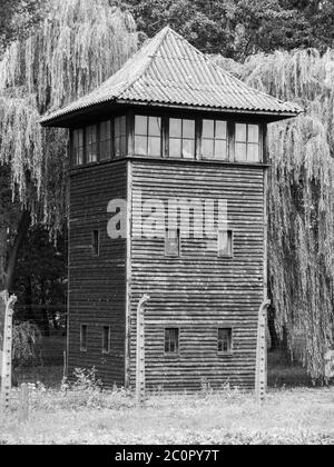 Hölzerner Wachturm hinter dem Zaun des Gefängnisses (in schwarz und weiß) Stockfoto